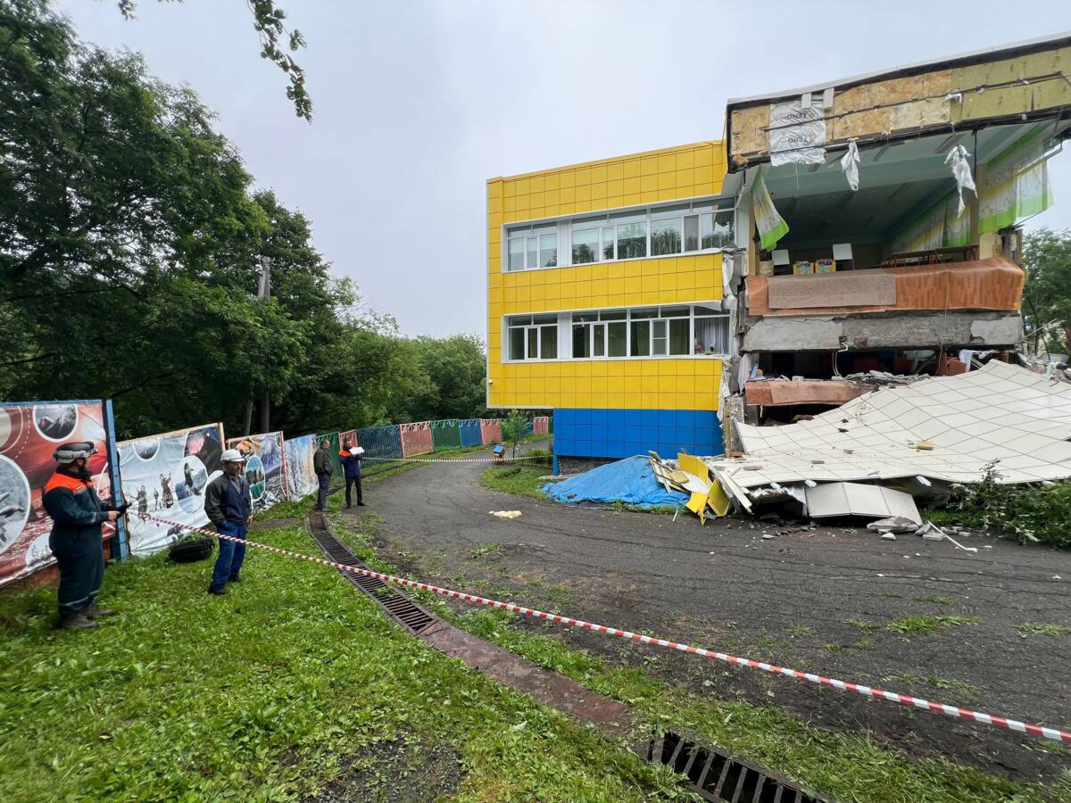 Владимир Солодов осмотрел детский сад № 15 после сильного землетрясения  