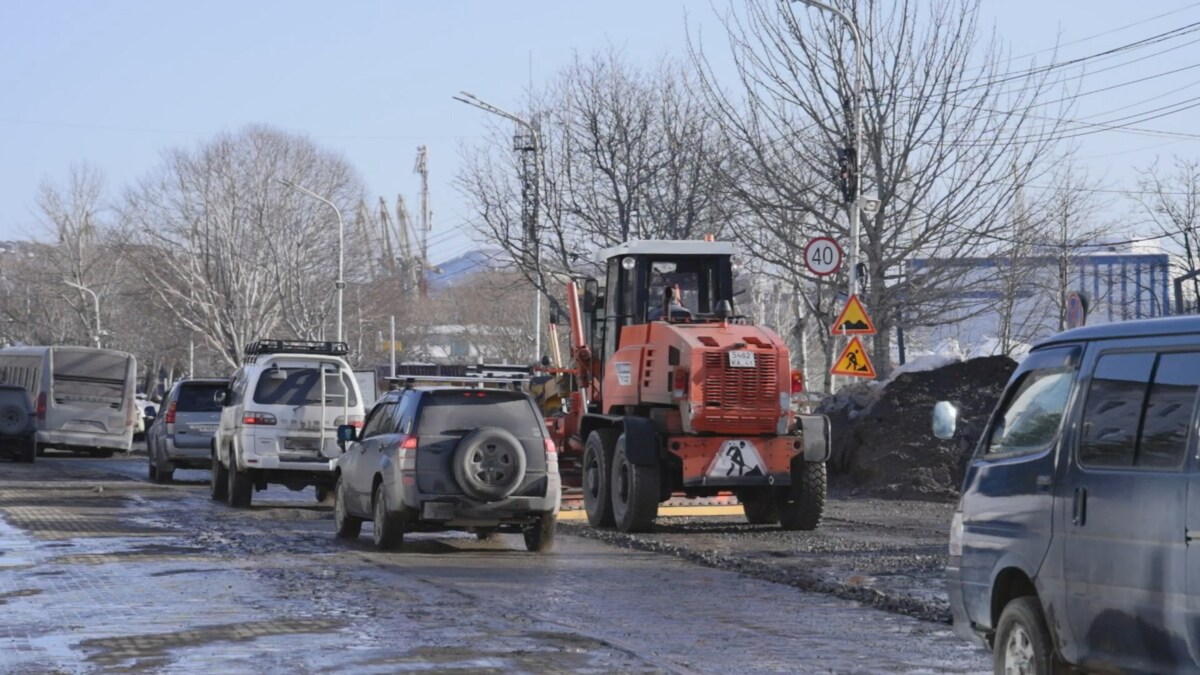 На улице Ленинской в Петропавловске ежедневно подсыпают до 30 куб. м песчано-гравийной смеси